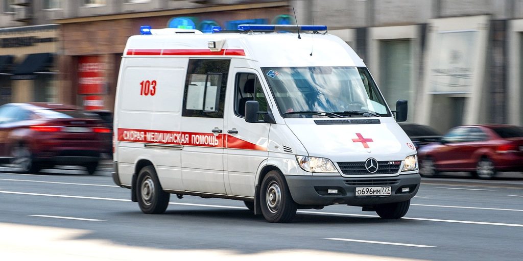 На месте пожара в бизнес-центре на западе Москвы работают 15 бригад скорой помощи