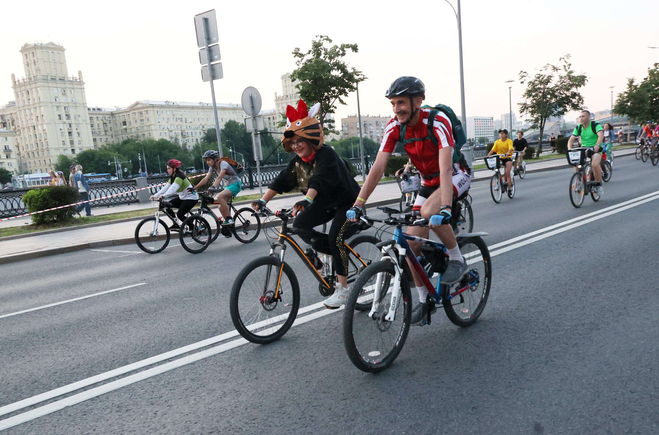 День транспорта отметили ночным велофестивалем