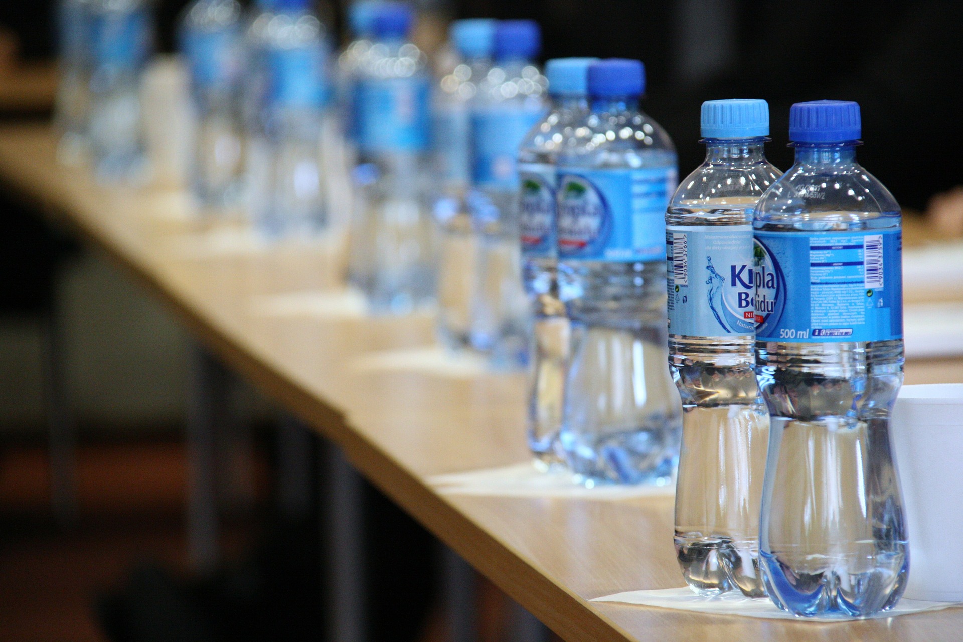 Бутылки с питьевой водой начали раздавать на десяти станциях метро из-за жары