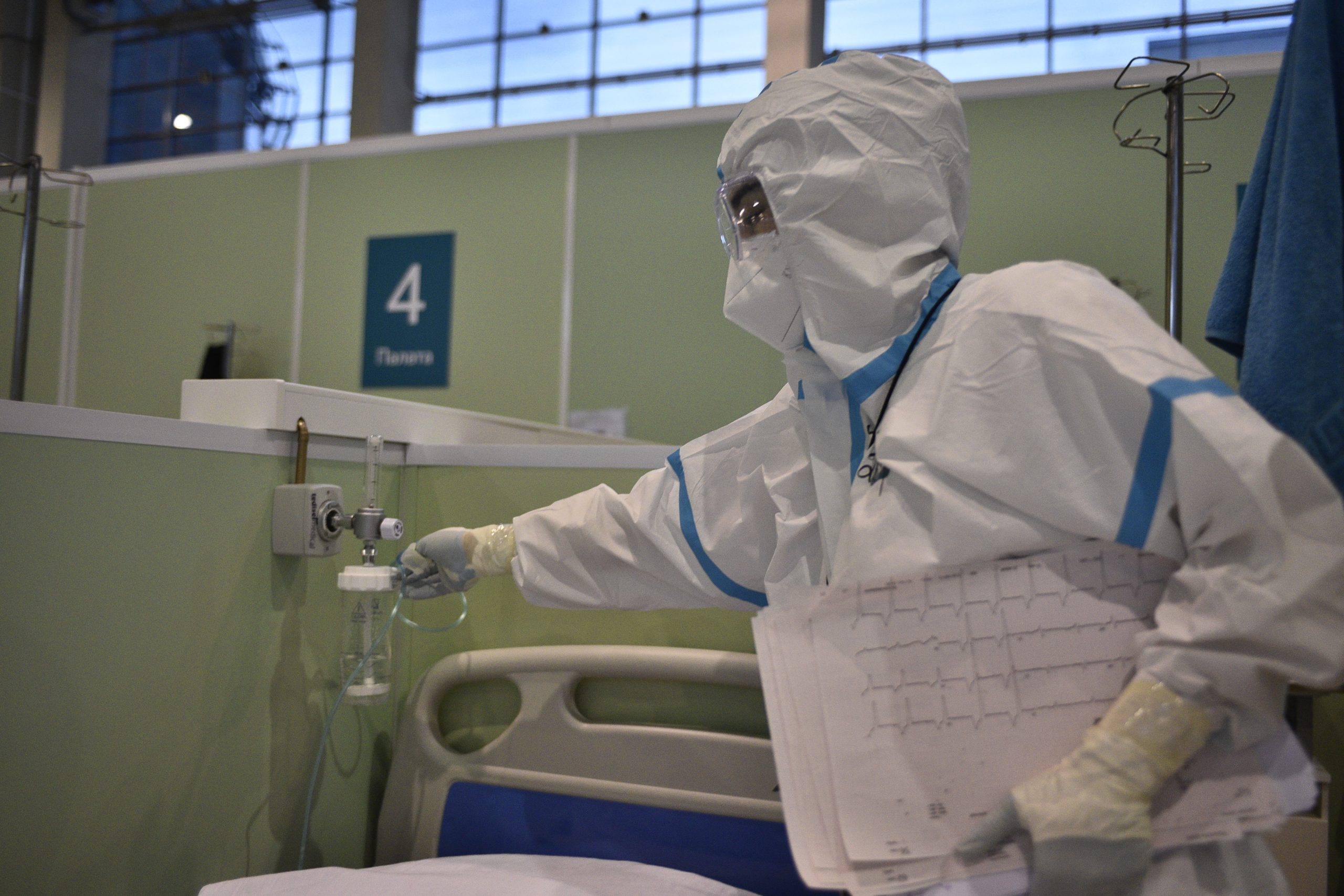 Почти 750 человек с коронавирусом госпитализировали в России за сутки