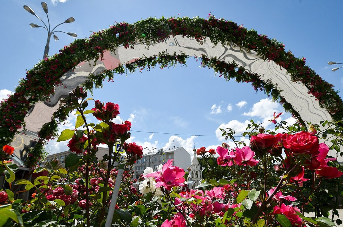 Участники «Московского долголетия» украсили столицу цветочными композициями