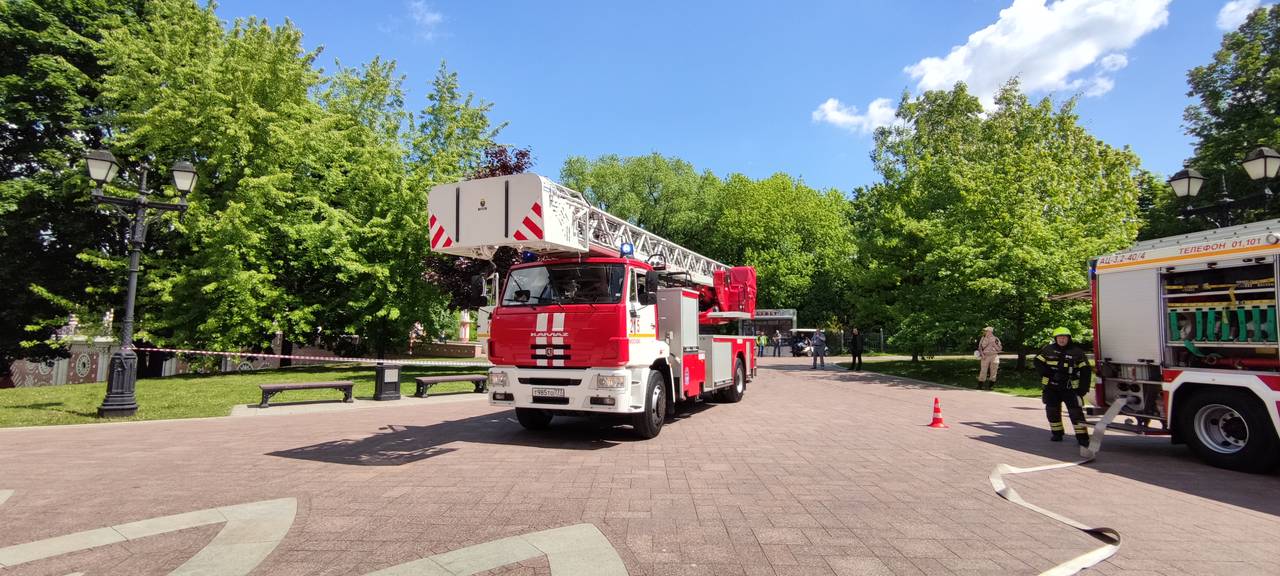 Условный пожар потушен: на юге Москвы прошли пожарно-тактические учения