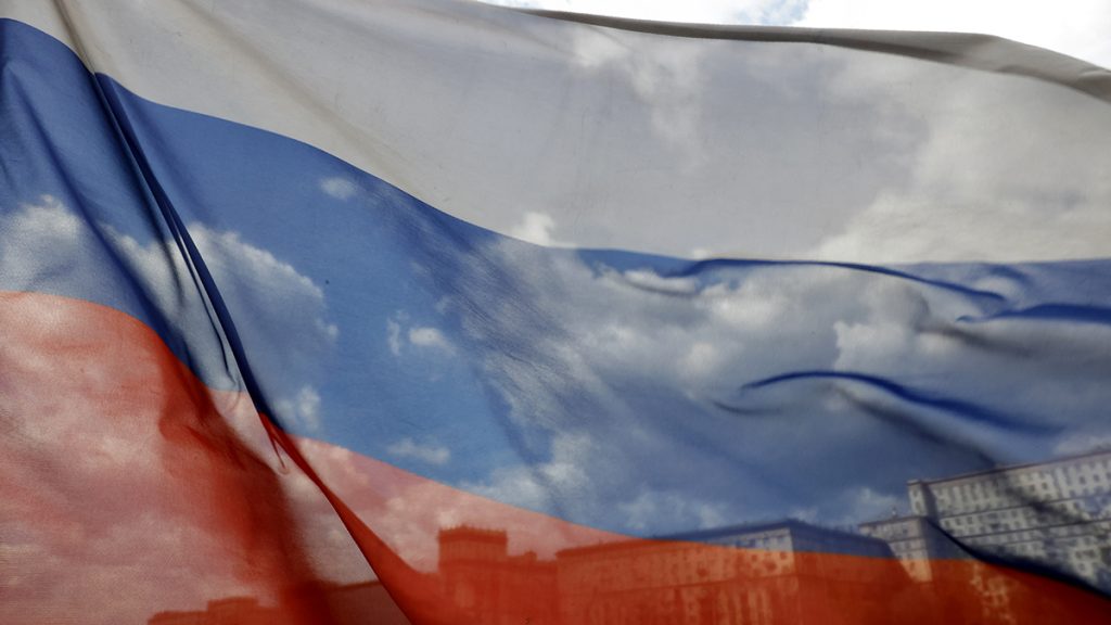В День флага 3 тыс патриотов выстроились в «живую» карту России на Поклонной горе