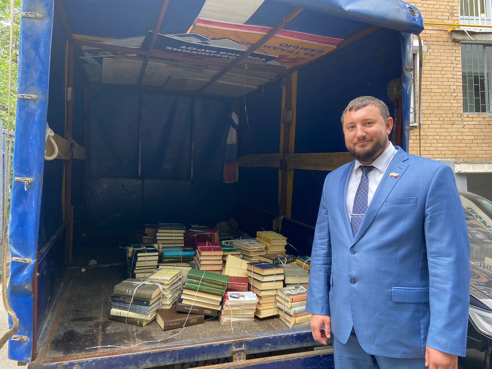 Глава муниципального округа Царицыно и Центр досуга «Личность» провели акцию по сбору книг