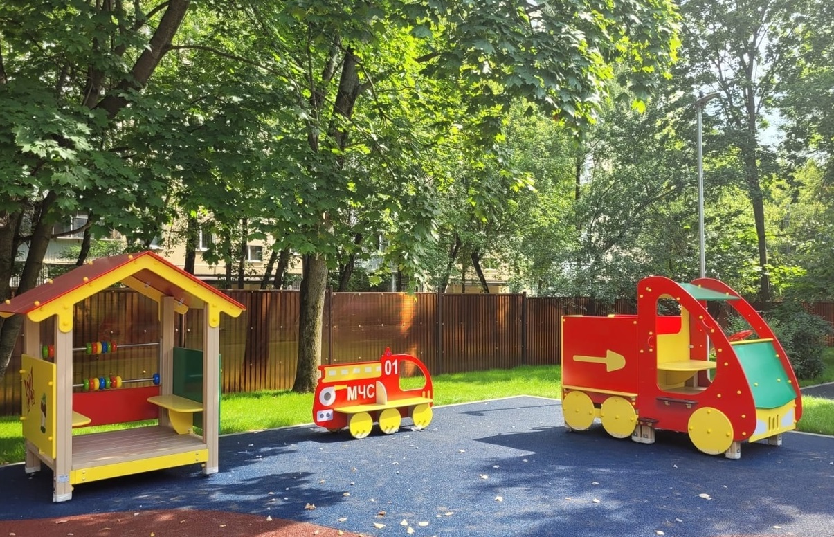 Установка детских площадок: пресс-служба школы №1582 сообщила о ходе работ по благоустройству