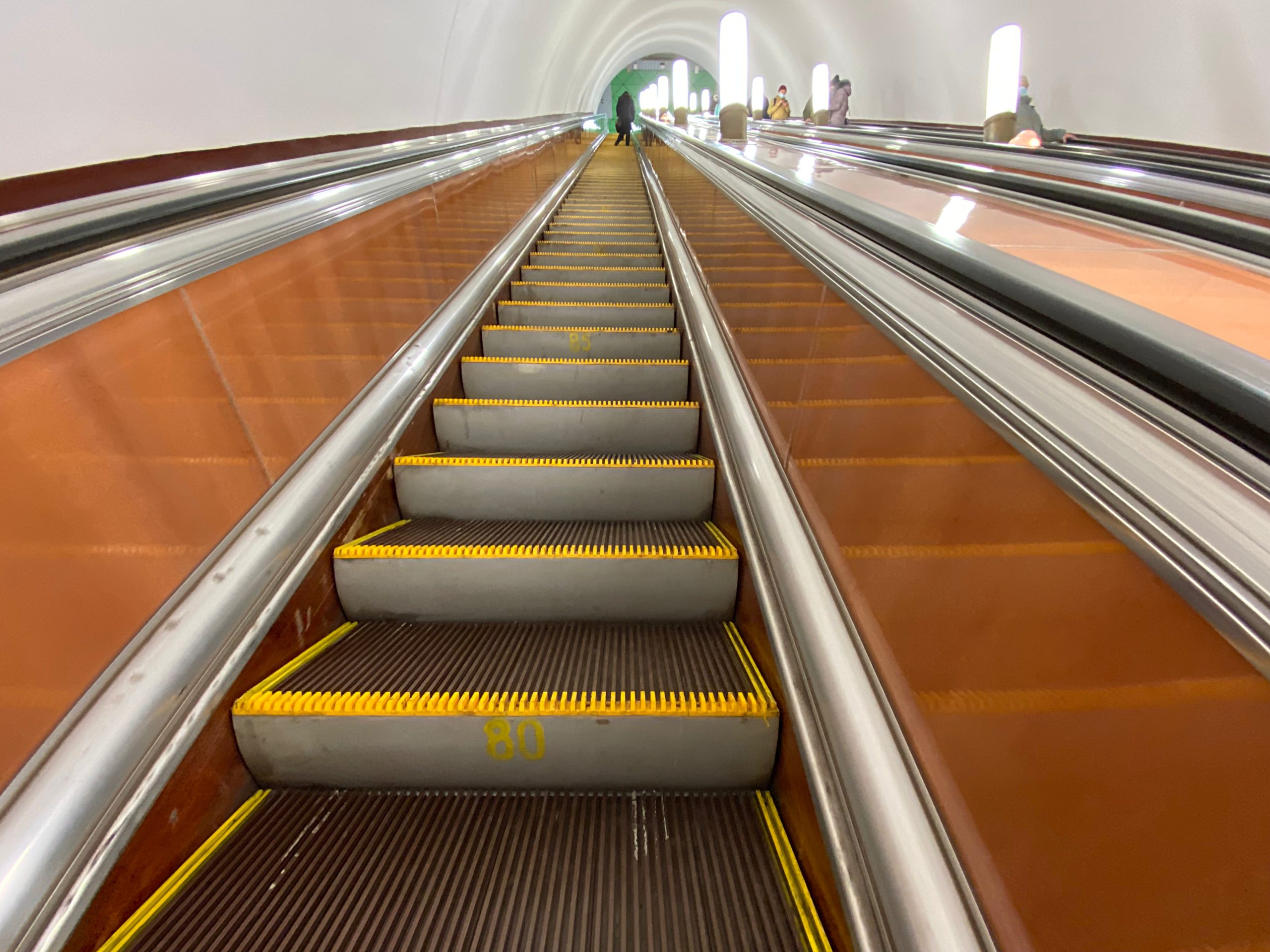 Работа эскалаторов изменился на 13 станциях метро