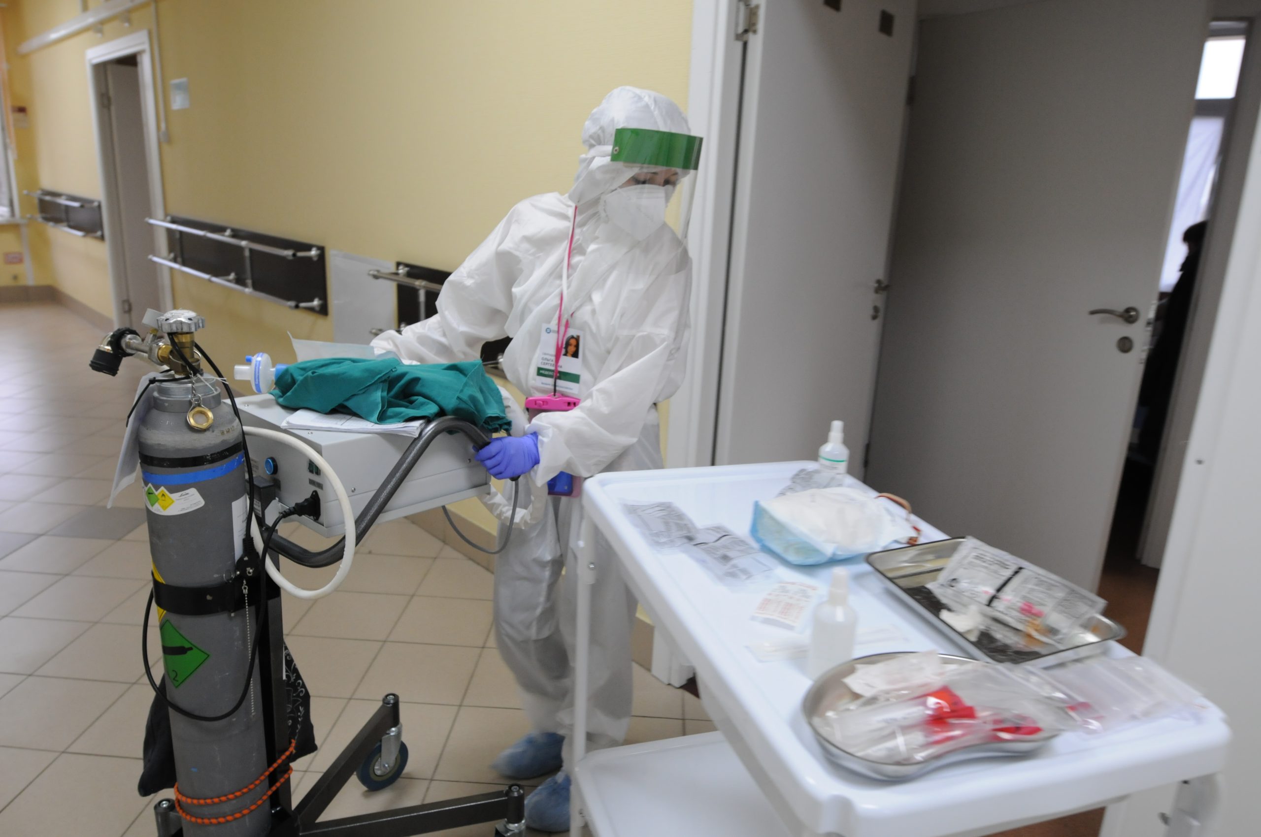Более 3,8 тысячи человек с коронавирусом госпитализировали за сутки в России