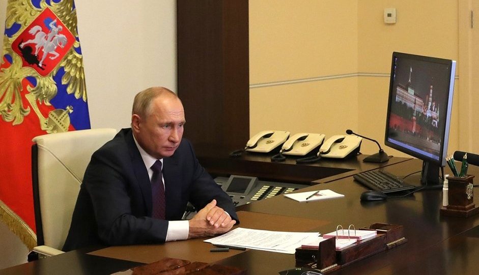 Владимир Путин проголосовал онлайн на выборах в районные советы депутатов