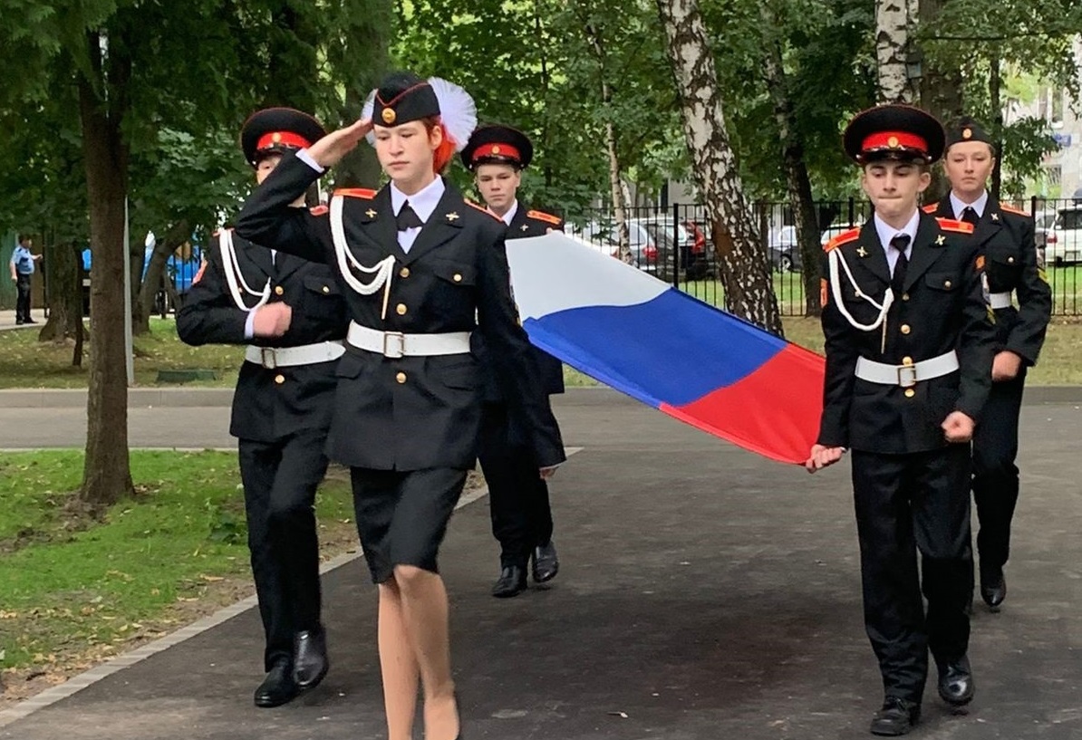 Муниципальные депутаты посетили первую церемонию поднятия флага в школе №1636