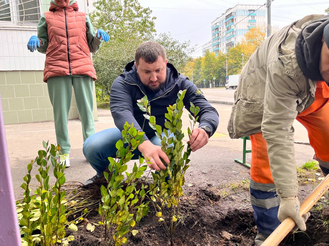 Глава муниципального округа помог благоустроить зону у подъезда в Царицыне