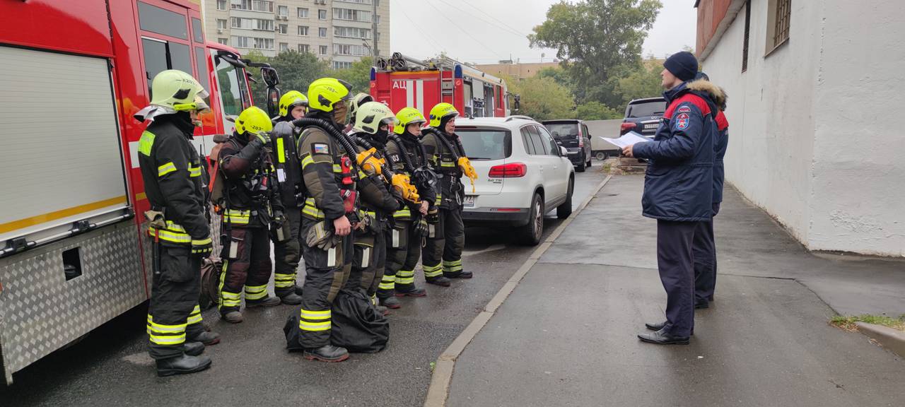 Пожарные ПСО№203 провели занятие в многоквартирном жилом доме