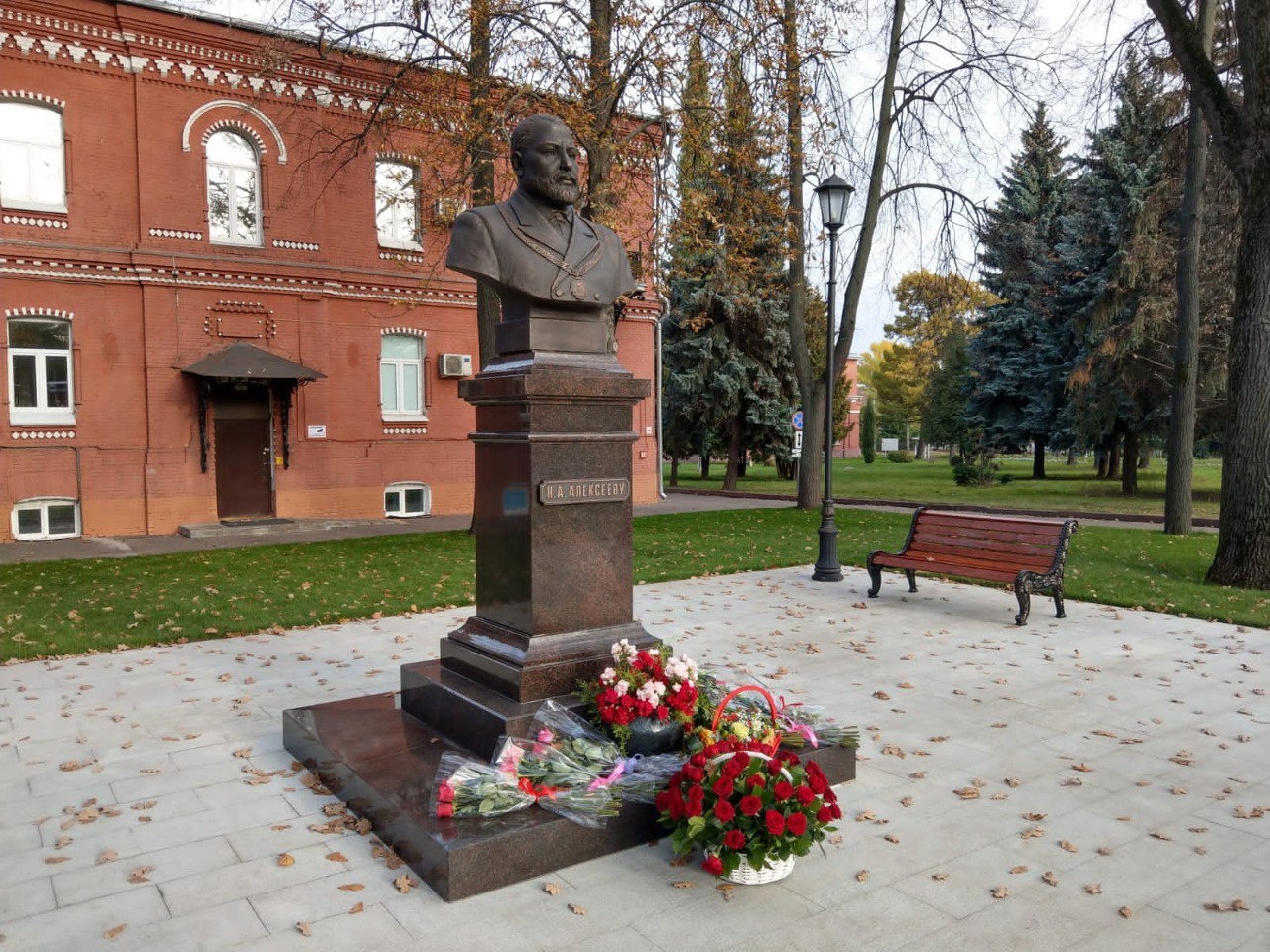 Открыли памятник благотворителю Николаю Алексееву