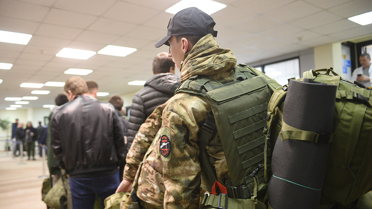 Мобилизованные и добровольцы продолжают прибывать на временные пункты в Москве