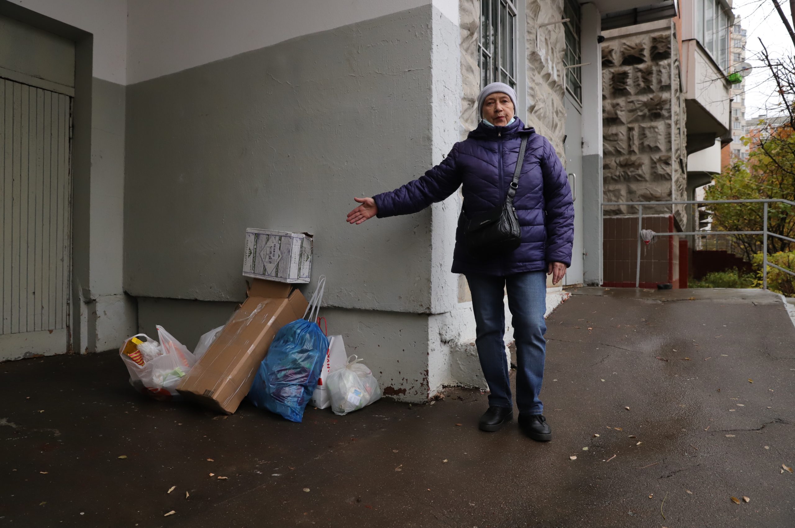 Свалку около подъезда убрали