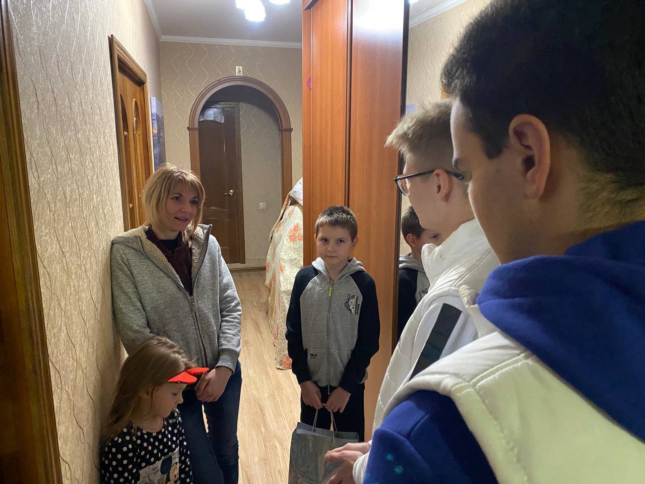 Молодогвардейцы Южного административного округа г. Москвы посетили семью беженцев из Мариуполя