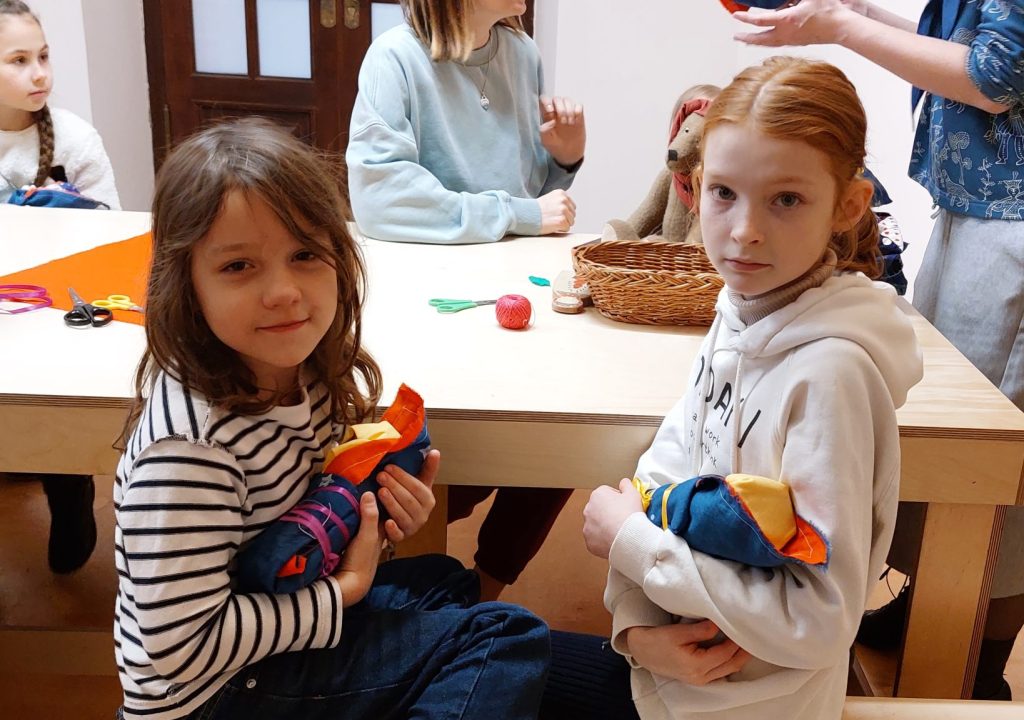 На мастер-классе дети изготовили и забрали домой куклу-пеленашку. Фото: Дарья Ростова, «Вечерняя Москва»