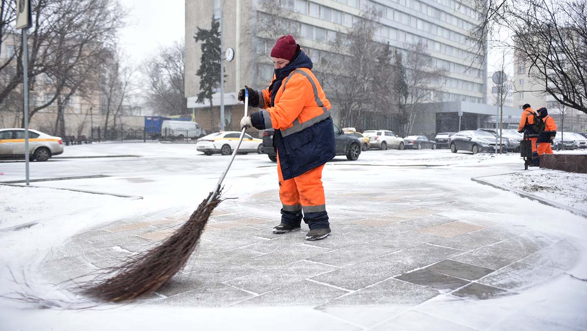 Уборку парковок регулярно проводят в Нагатине-Садовниках и Донском районе