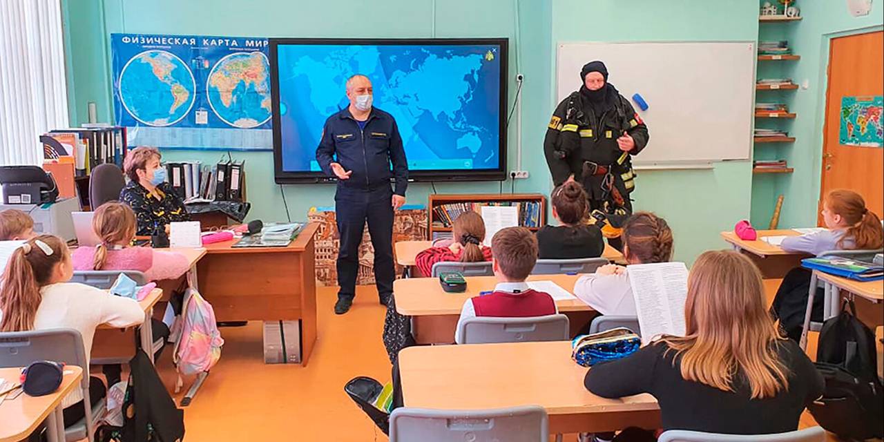 Работники столичного Пожарно-спасательного центра пожарно-спасательного отряда №215 провели обучающее занятие для воспитанников воскресной школы