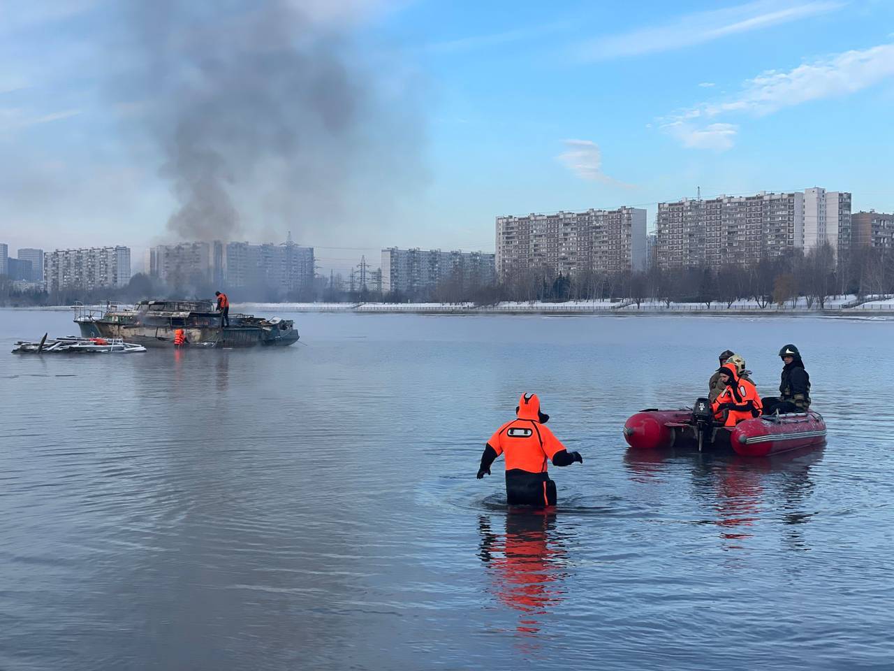 Ликвидирован пожар судна на р.Москва
