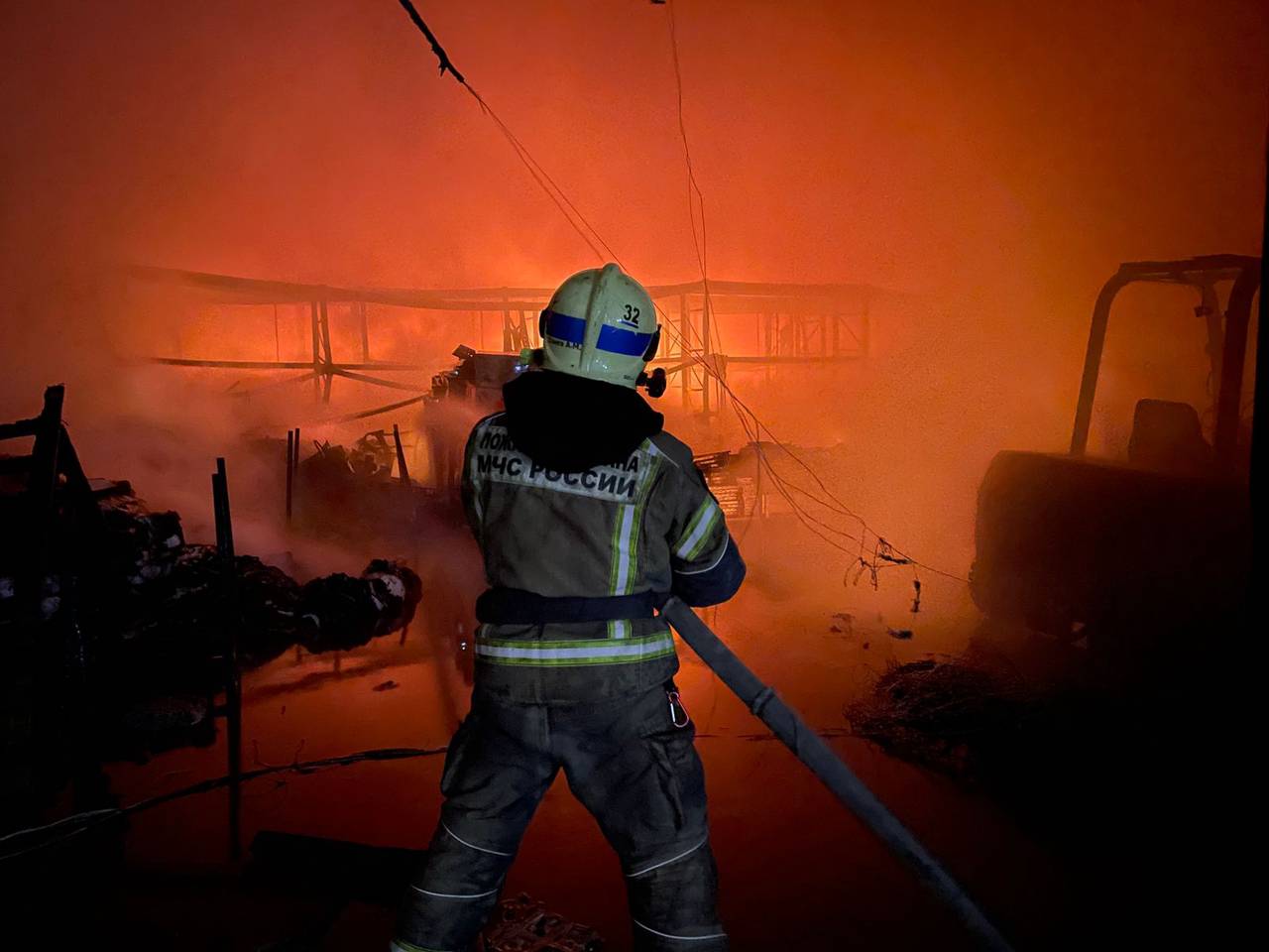 МЧС ликвидировали возгорание в здании складского типа в округе