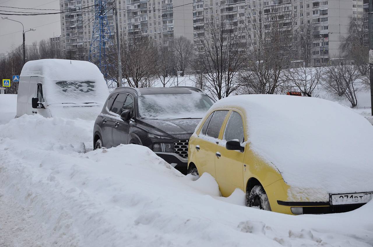 Городские службы продолжают в круглосуточном режиме ликвидировать последствия мощного снегопада