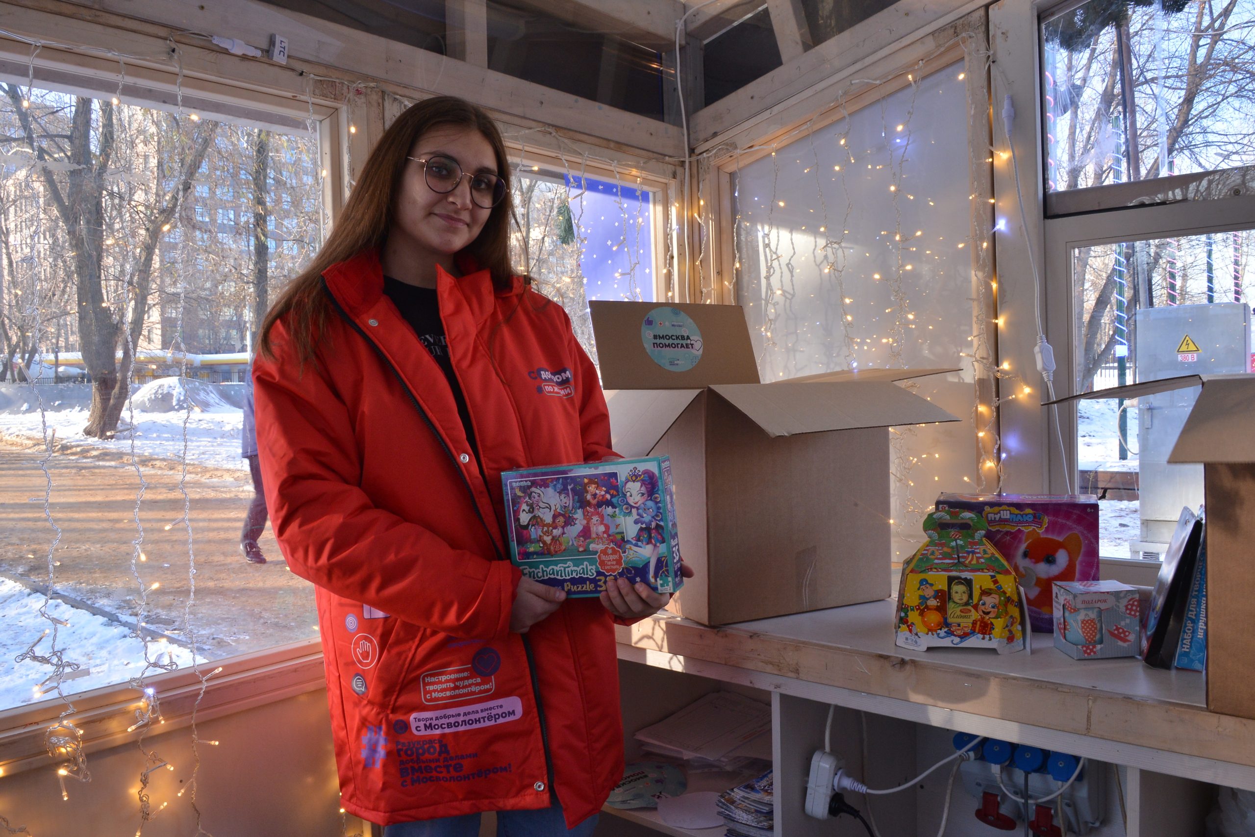 Более 1,4 тыс. волонтеров принимают новогодние подарки в пунктах «Москва помогает»
