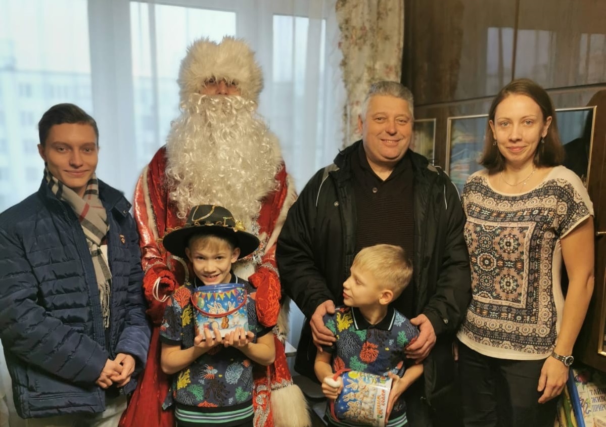 Молпалата Бирюлева Западного поздравила одну из семей в районе с наступающим Новым годом