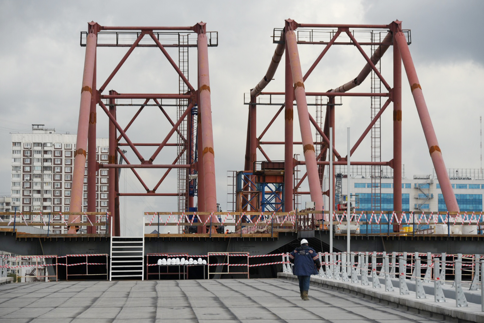 Строительство моста через затон Новинки почти завершили