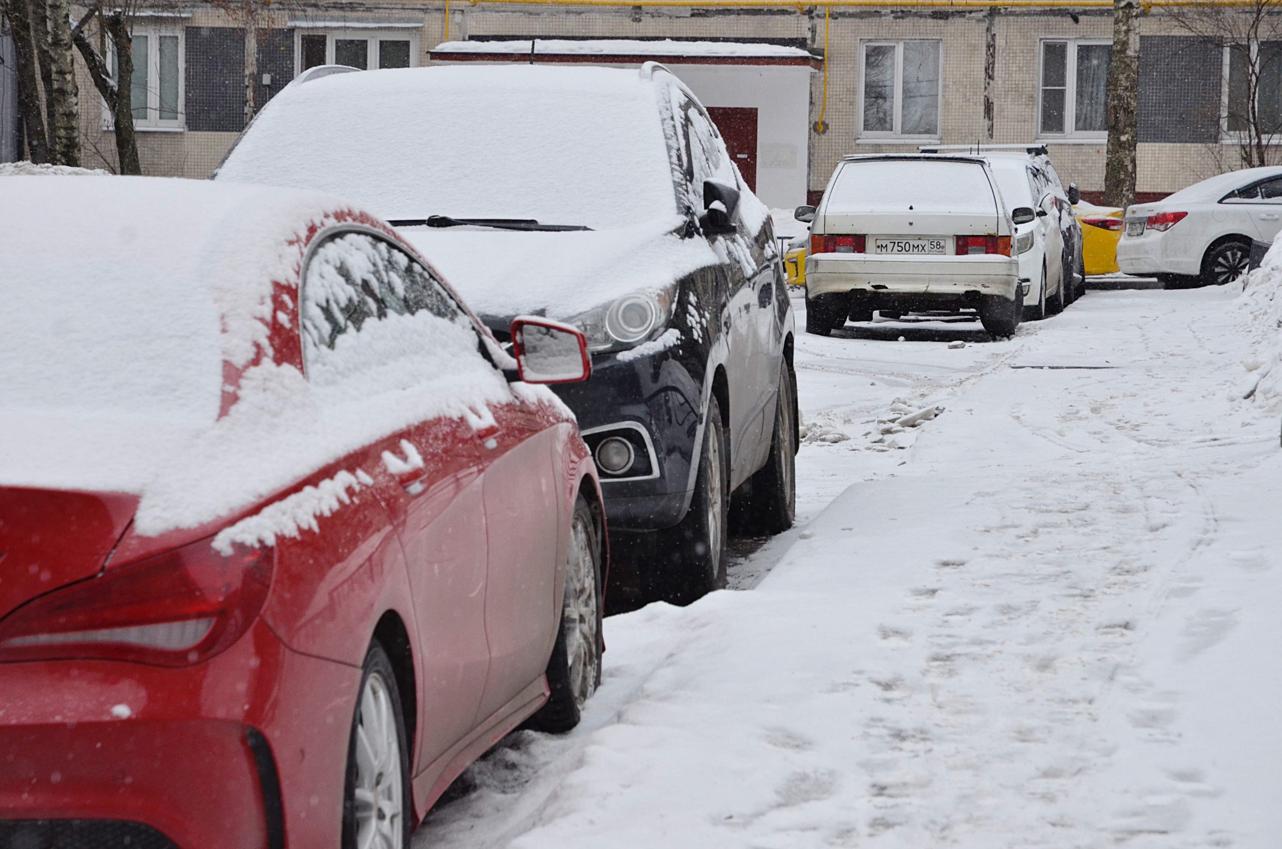 Снег на парковках в Зябликове убирают ежедневно