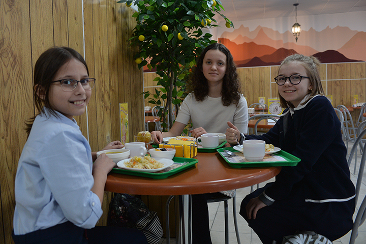Рейтинг самых популярных блюд школьных столовых составили в Москве. Фото: Александр Кочубей, «Вечерняя Москва»