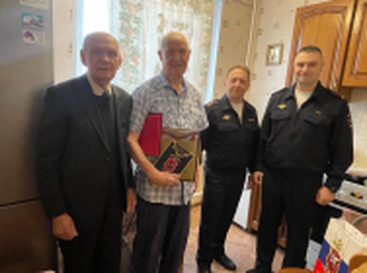 Руководство УВД по ЮАО ГУ МВД России по г. Москве поздравило участника Великой Отечественной войны Алексея Каштанова с 98-летием