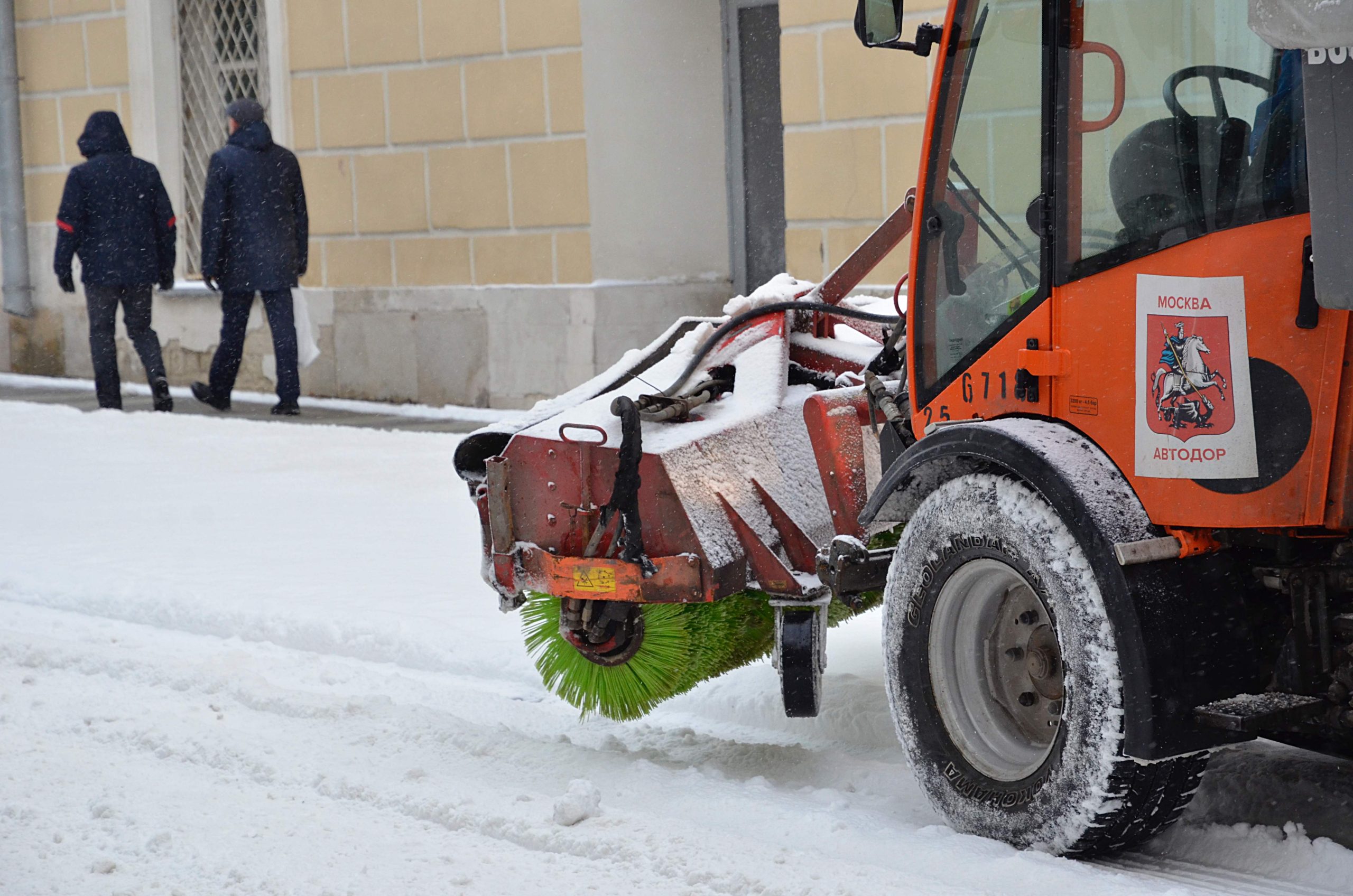 Максимальное количество техники и рабочих привлекают к уборке снега в Нагатине-Садовниках