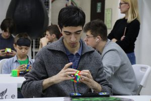 Артем Мартиросов, финалист соревнований, собирает кубик Рубика 5х5. Фото: Дмитрий Родин. 