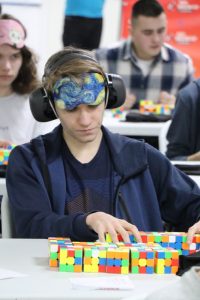 Спидкубер участвует в дисциплине по сборке головоломки вслепую. Фото: Дмитрий Родин. 