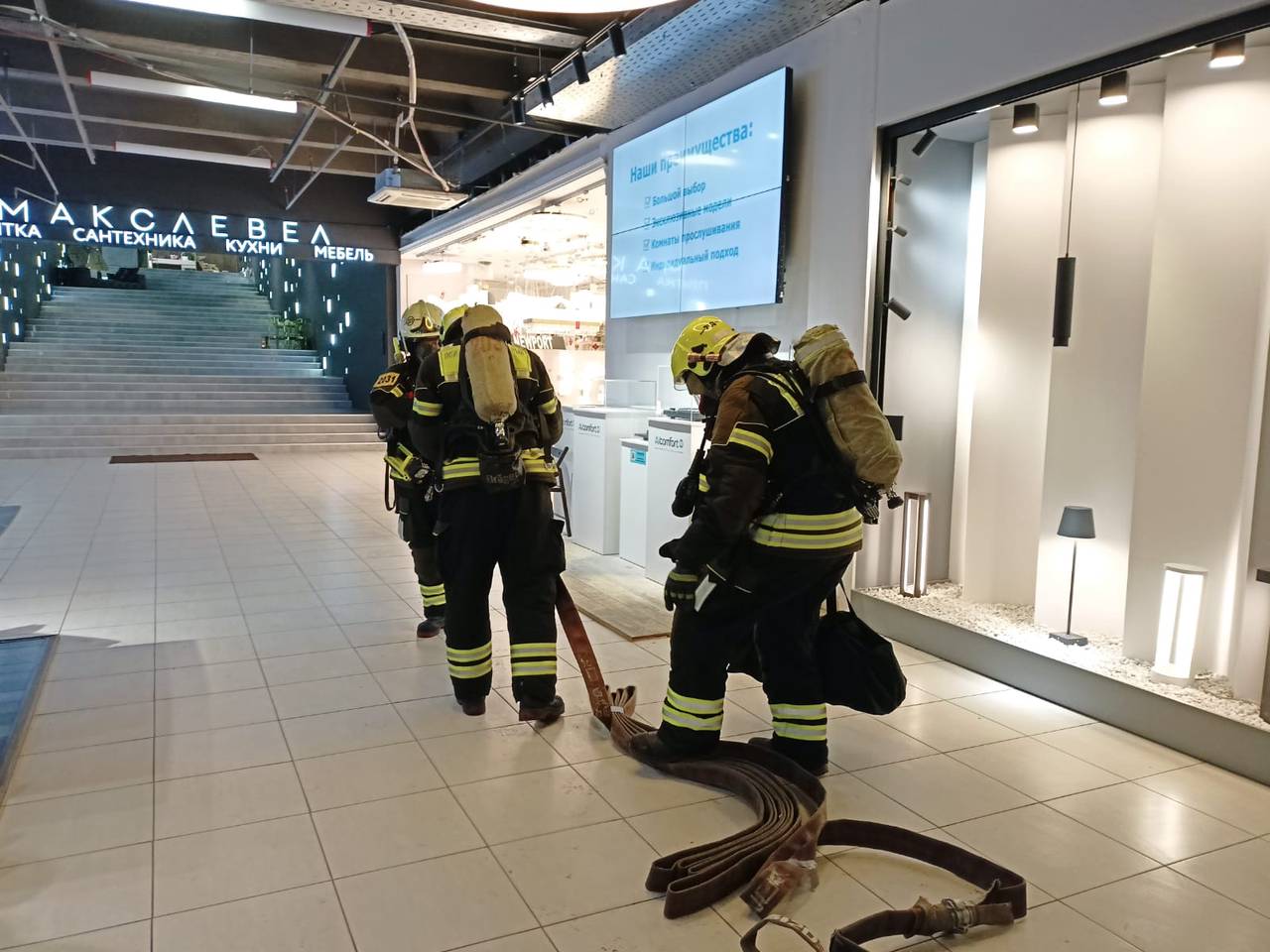 Пожарные провели учения на территории торгового центра