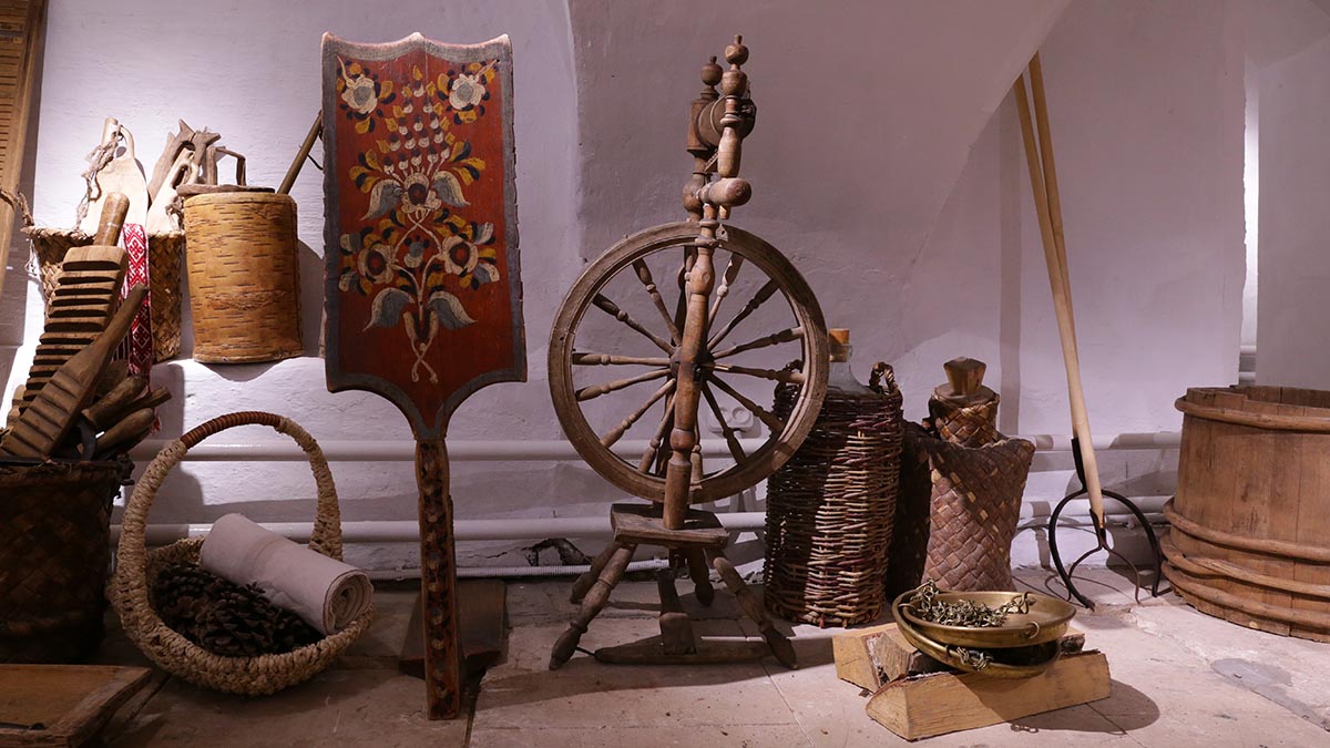 Сказки в предметах крестьянского быта: новая выставка открылась в «Коломенском»