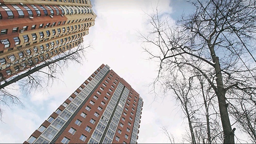 В Москве с начала года по программе реновации снесли более 60 старых домов