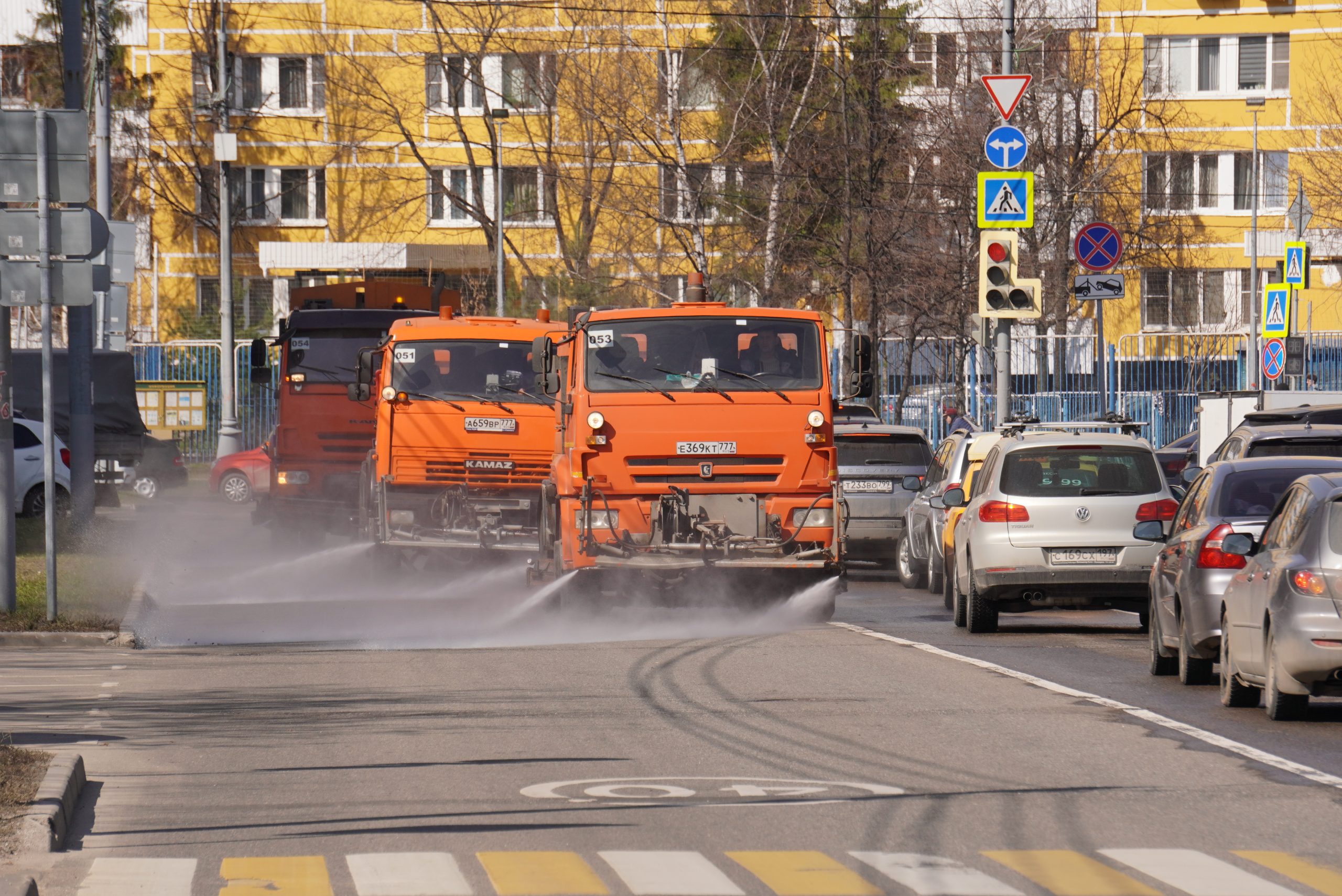 Круглосуточное дежурство поливомоечной техники организуют в городе