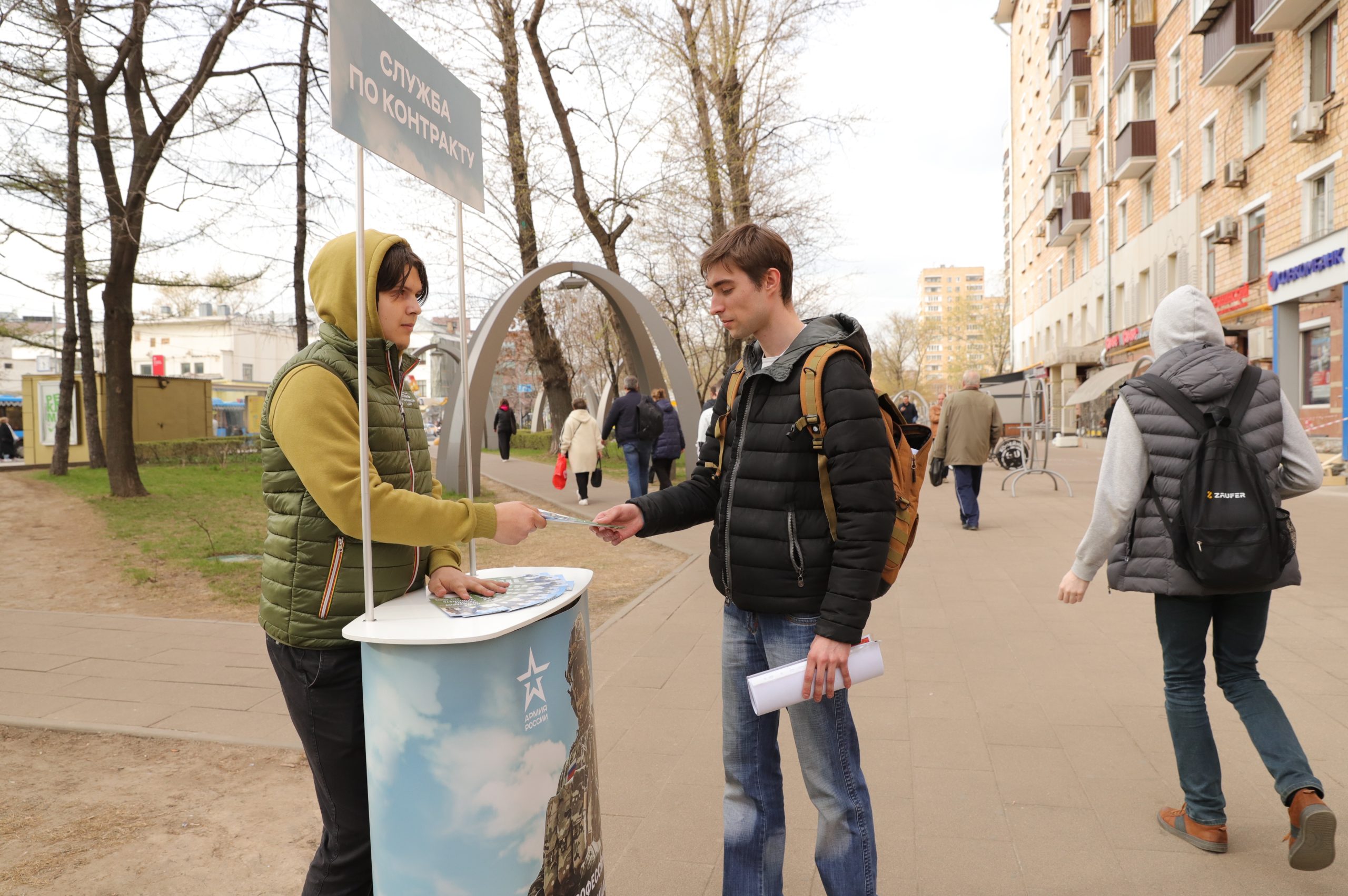 Москвичи интересуются службой по контракту