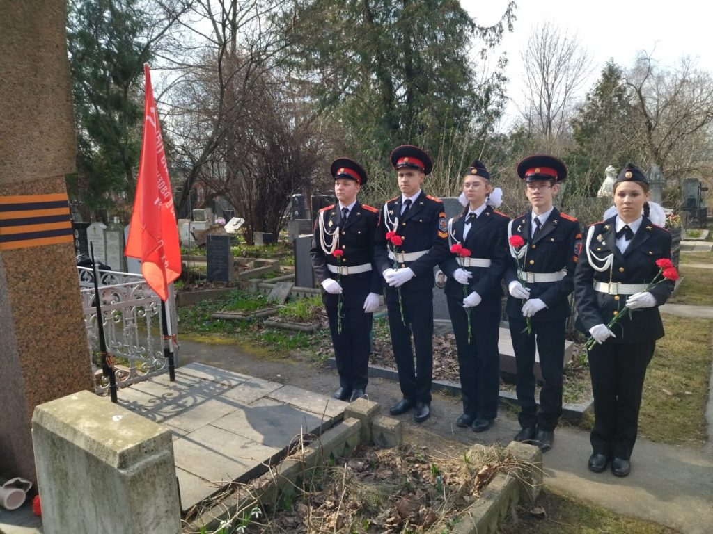 Ученики школы №667 возложили цветы на могилу героя Великой Отечественной войны