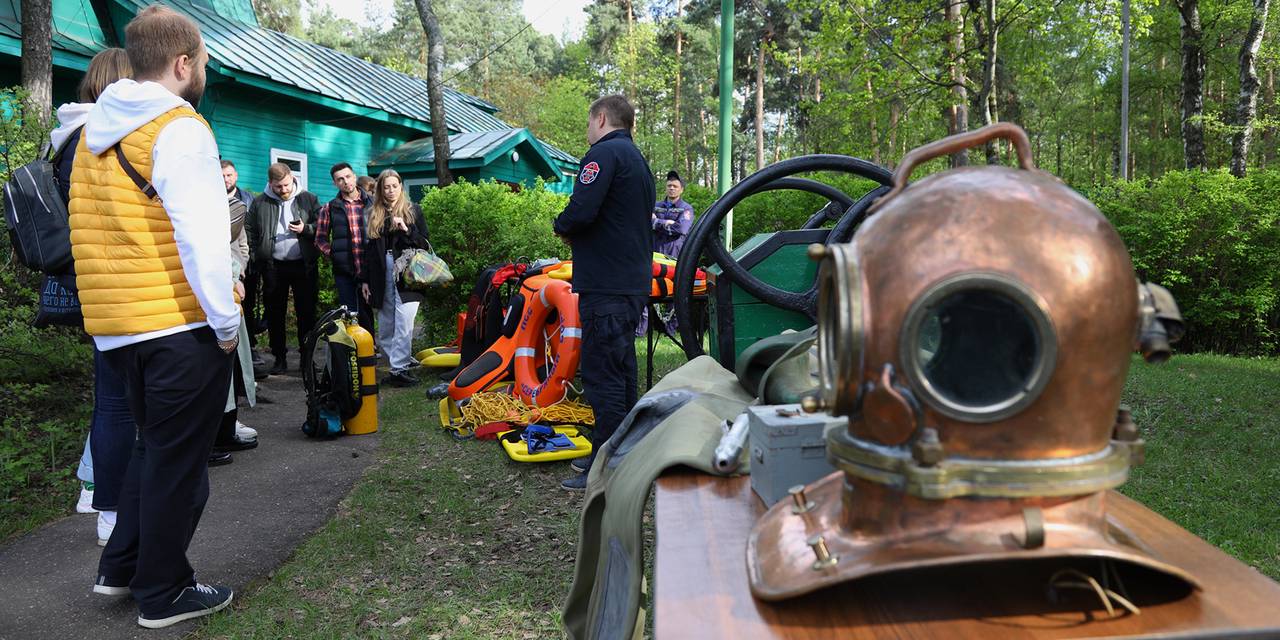 Столичных огнеборцев и спасателей на воде посетили специалисты Департамента труда и социальной защиты населения