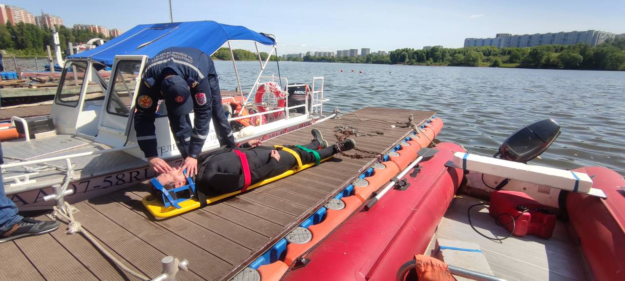 Московские спасатели на воде прошли проверку на готовность летнему сезону