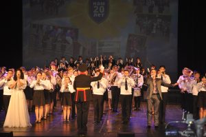 Сводный оркестр и выпускники. Фото: Евгения Большова, «Вечерняя Москва»