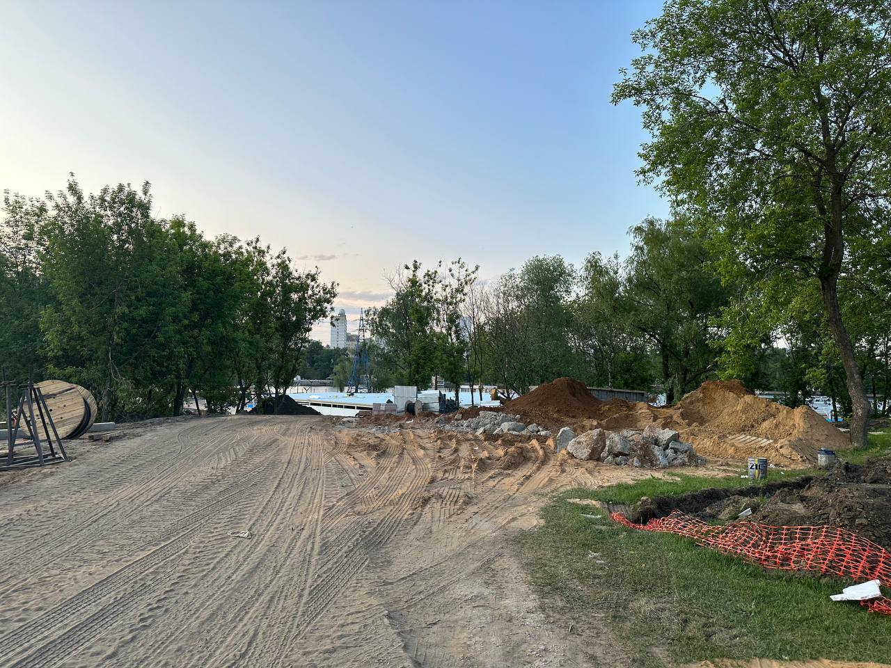 Почти готово: строительство бассейна около «Острова мечты» подходит к завершению