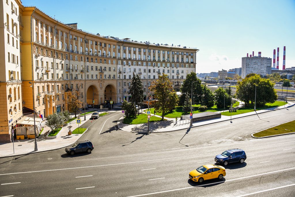 Парковки, дороги, тротуары: работы по благоустройству начались на Ленинском проспекте
