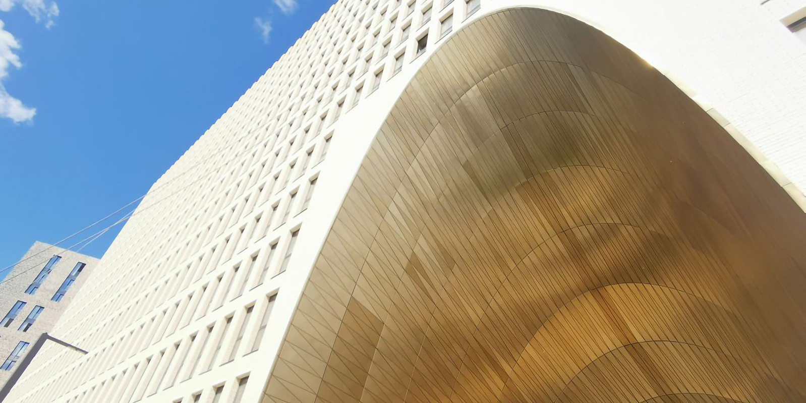 Жизнь в золоте: специалисты завершили строительство золотой арки в доме на набережной Марка Шагала