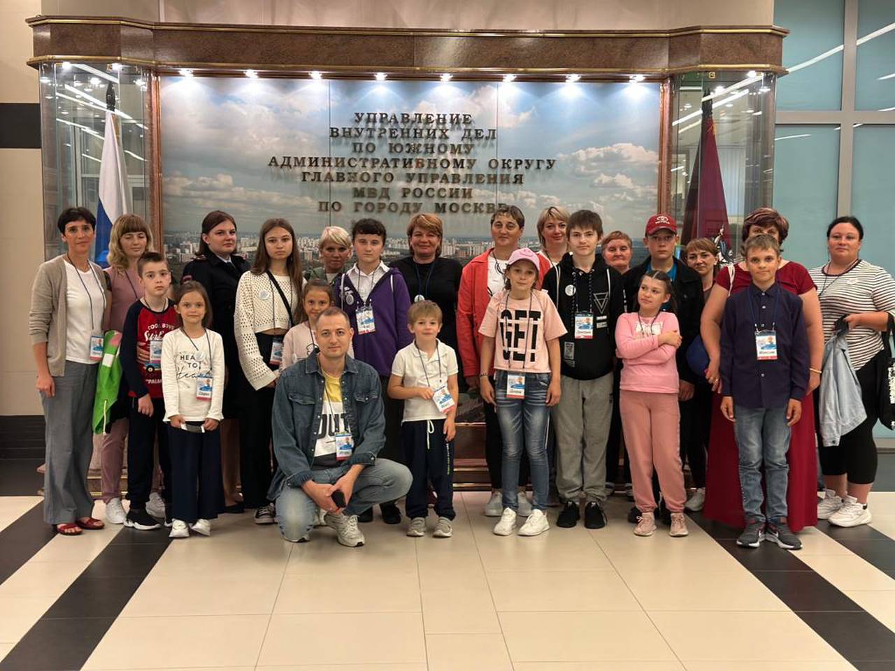 Дети из Брянской области побывали в гостях у сотрудников внутренних дел юга столицы.