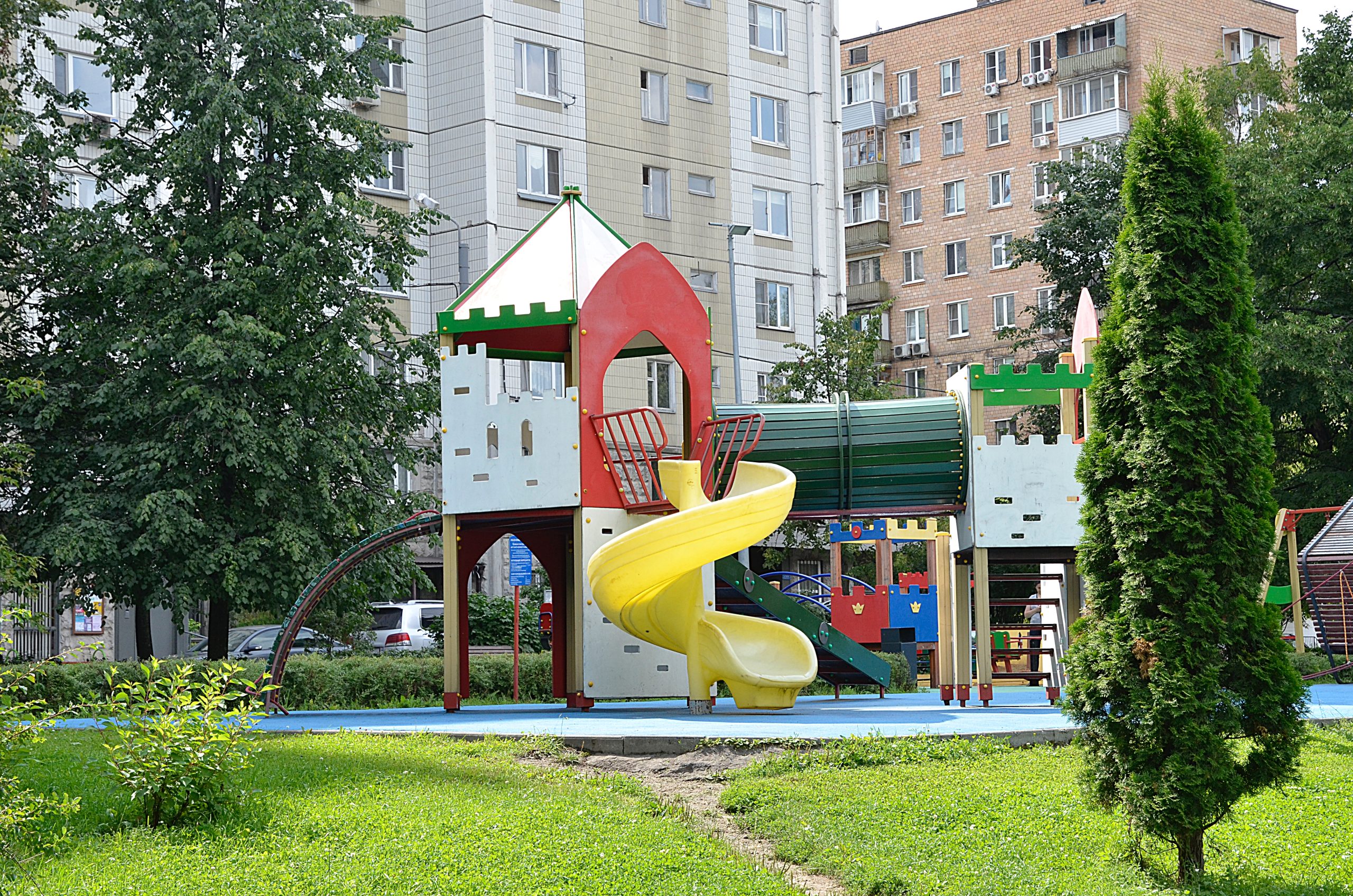 Поиграем в футбол и шахматы, или Новые спортивные площадки появятся в двух южных районах Москвы