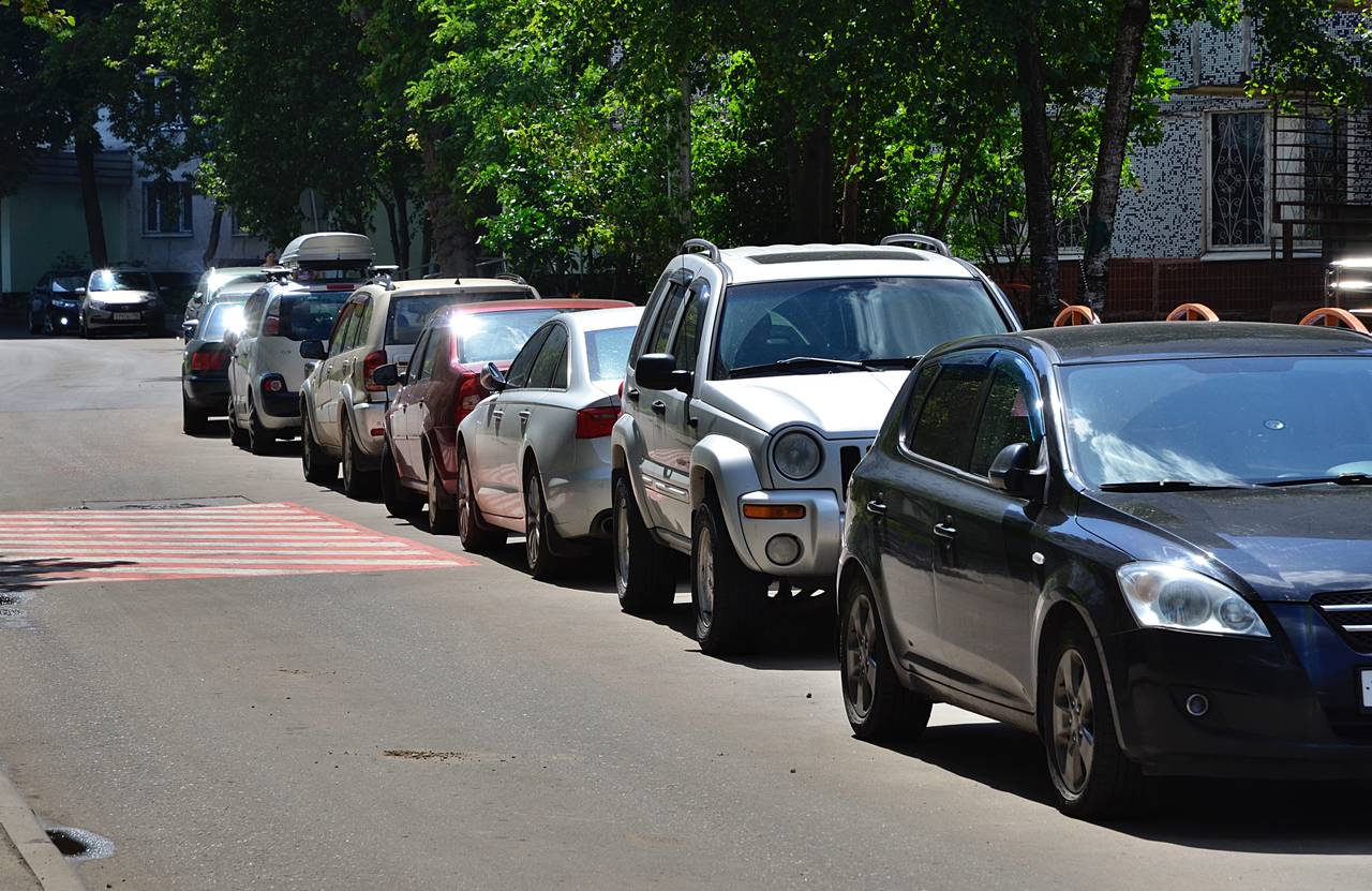 Автопарковку почти на 100 машино-мест благоустроили в Чертанове Южном