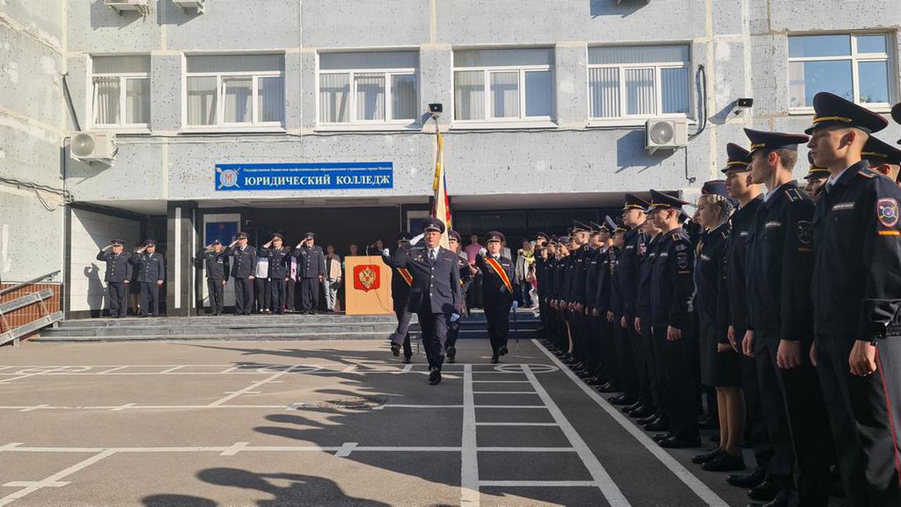 Начальник УВД по ЮАО ГУ МВД России по г. Москве генерал-майор полиции Михаил Лобанов поздравил курсантов Юридического колледжа с Днем Знаний